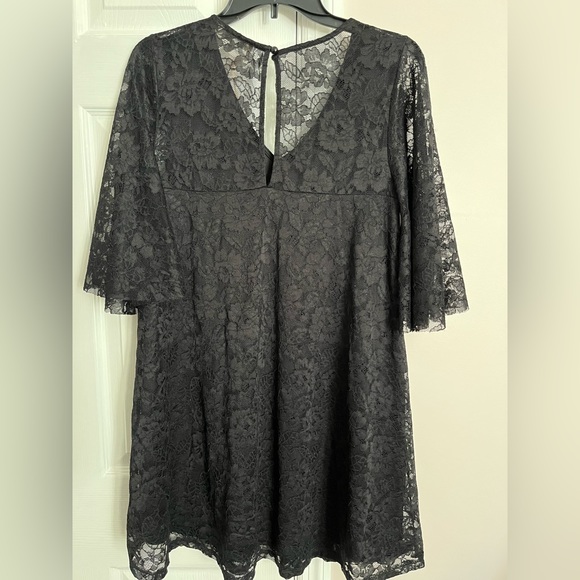Francesca’s Black Lace Dress Size Small V- Neck Keyhole Back Flowy Sleeves NWT - Picture 5 of 8
